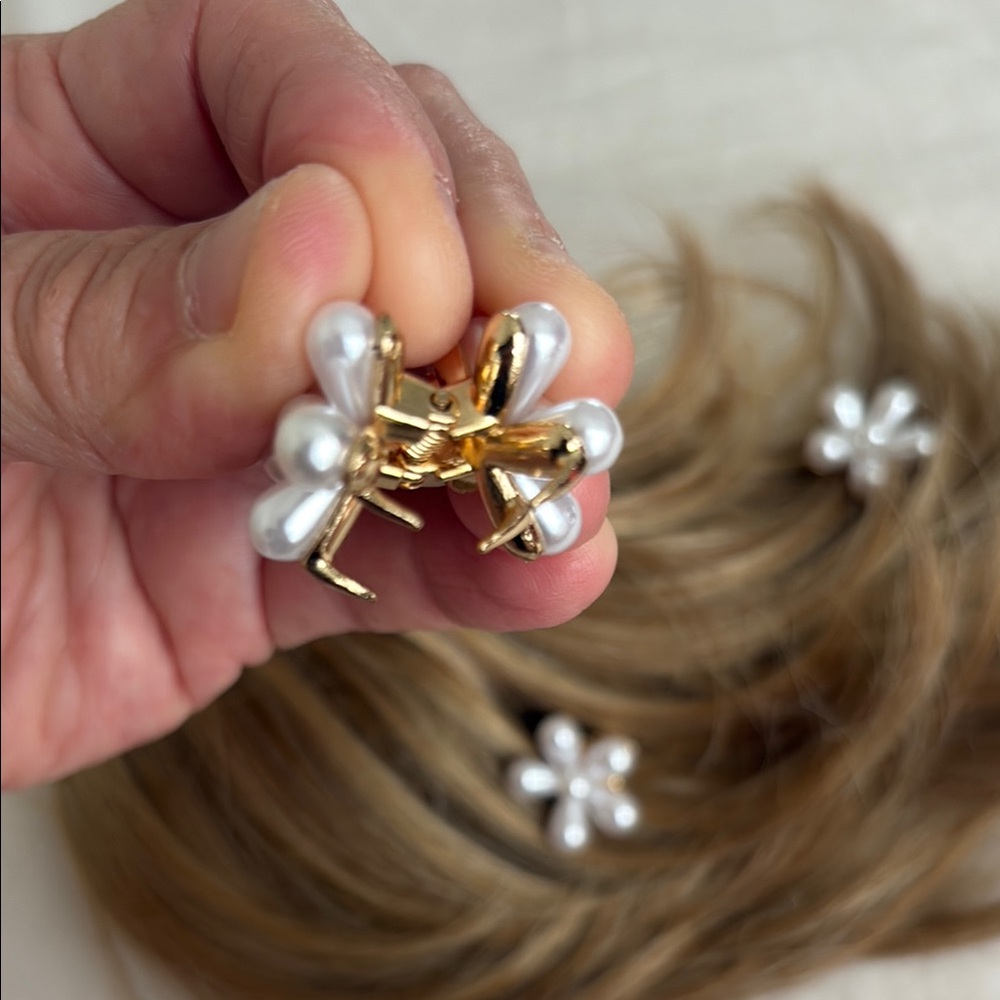 ❤️3/$15❤️ Elegant Pearl Flower mini Hair Claw Clips, set of 4 - Picture 6 of 8